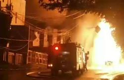 Truk Tangki BBM Terguliang dan Meledak di Cianjur, Pos Polisi dan Ruko Ludes Terbakar