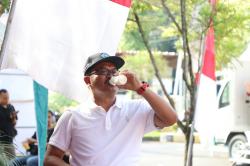 Seru! Ribuan Peserta Jalan Sehat Minum Susu Serentak
