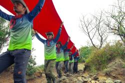 75 Pemuda Kibarkan Merah Putih di Puncak Lawu, Rayakan Sumpah Pemuda di Atas Awan!