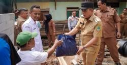 Sentuh Warga Kurang Mampu, Bupati Aep Cek Langsung Calon Penerima Rumah Layak Huni