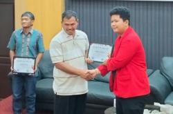 Dulu Berlumpur, Kini Berjas! Petani Asal Pangandaran Jadi Dosen Kehormatan, Bikin Bangga Indonesia