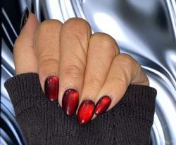 Cat Eye Jadi Tren Nail Art Terpanas 2025: Kilau Misterius yang Tak Pernah Gagal Menarik Perhatian