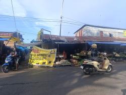 Tumpukan Sampah Ganggu Lalu Lintas Jalan Pannampu, Perumda Pasar Makassar Pasang Spanduk Larangan