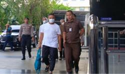 Pakai Kaos Oblong Putih, Gubernur Riau Abdul Wahid Tiba di KPK Usai Kena OTT di Pekanbaru