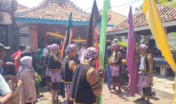 Ratusan Warga Padati Prosesi Sakral Buang Layon di Desa Sirnabaya