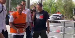 Tangan Terborgol dan Gunakan Rompi Orange, Gubernur Riau Masuk Gedung KPK