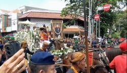 Prosesi Kirab Pemakaman Paku Buwono XIII: Kereta Jenazah Ditarik 8 Kuda, Disaksikan Ribuan Warga
