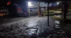 Ombak Tinggi Terjang Pesisir Pantai Selatan Lebak, Sejumlah Warung Terdampak