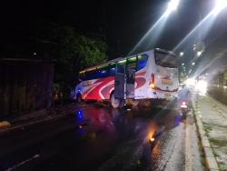 Bus Mira Tergelincir Melintang di Jalan Jombang, Arus Lalin Dialihkan 28 Penumpang Dievakuasi