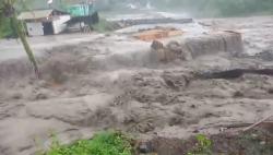 Banjir Lahar Hujan Gunung Semeru Jebolkan Tanggul di Lumajang, Dua Truk Tambang Terjebak