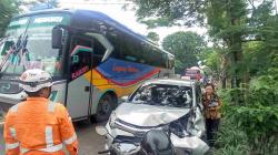 Bruk! Pohon Besar Patah Celakai Mobil Melintas di Jalan Soekarno-Hatta Jombang, Dua Orang Luka