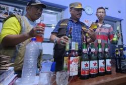 Sejumlah Warung di Jombang Mendadak Digerebek Satpol PP, Ternyata Jual Miras!