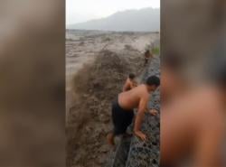 Tiga Pemuda Nekat Mandi di Aliran Banjir Lahar Semeru, Aksi Berbahaya Ini Tuai Kecaman