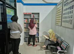 Hilangkan Bosan! Satlantas Polres Pekalongan Sediakan 'Pojok Baca' di Ruang Tunggu SIM