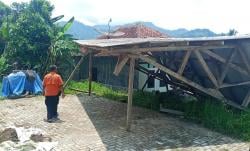 Angin Kencang Bikin Pohon Tumbang hingga Rusak Fasilitas Warga