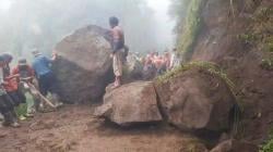 BREAKING NEWS! Hujan Deras Bikin Merbabu Ngamuk, Batu Raksasa Tutup Akses Jalan di Boyolali!