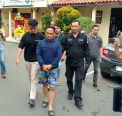 Residivis Sabu Ngamuk Saat Digerebek Polisi di Cirebon, Acungkan Sajam dan Pecahkan Kaca