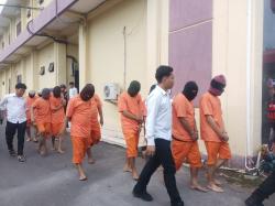 Malam Pertama Berlanjut Maling! Pria Gay Ini Diringkus Setelah Kencani Korban Lewat Aplikasi LGBT