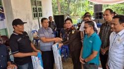 Kejari Pringsewu Bersama Dinas Pertanian Salurkan Bantuan CSR Perpadi untuk Petani Mitra Adhyaksa