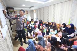 Pak Babin di Lereng Marapi: Polisi yang Mengajar Bahasa Inggris untuk Anak Desa