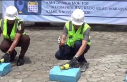 Puluhan Alat Telekomunikasi Ilegal Disita dan Dimusnahkan Balmon SFR Makassar