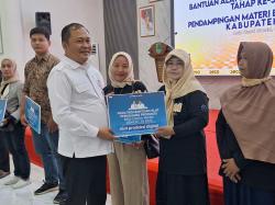 Wabup Maslani Serahkan Bantuan Alat Produksi kepada 420 UMKM Karawang Tahap Ketiga