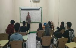 Dapat Hoegeng Award, Kapolsek Ini Motivasi Mahasiswa Asal Buru di Kampus UIC Jakarta