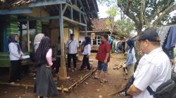 Sudah Lapuk Termakan Usia, Lantai Rumah Pedagang Es Asal Limbangan Garut Ambruk