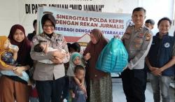 Senyum Polisi dan Jurnalis Batam Hangatkan Hati Anak Panti Asuhan Nurjannah