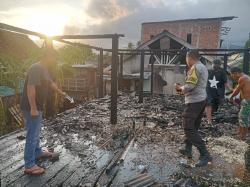 Lengah Saat Cas HP, Rumah Panggung di Labuhan Lombok Jadi Abu