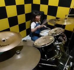 Semangat Drummer Cilik Shelyn Adlyani Hendroharto: Ikuti Jejak Sang Idola Titi Radjo Bintang