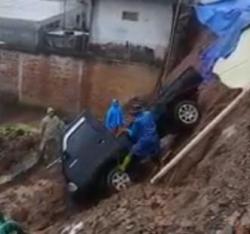 Talud Longsor di Temanggung, Mobil Pikap Amblas Lima Meter dan Tiga Rumah Terancam