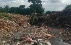 Gunungan Sampah TPA Sumur Batu Bekasi Longsor, 1 Orang Luka-luka