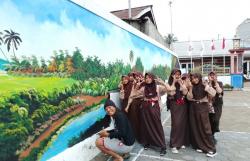 Inspiratif! Tangan Tentara, Sentuhan Seniman: Lukisan Indah Sutopo Warnai Sekolah di Pemalang