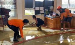 Pasca Banjir di Pandeglang, BPBD Terjunkan Mobil Damkar Bersihkan Sekolah dari Lumpur