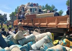 Asik Bongkar Barang Impor Bekas Ilegal, Buruh Panik Saat Lokasi Digrebek Polisi