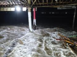 Banjir Rob Porak Porandakan Warung di Pantai Bagedur
