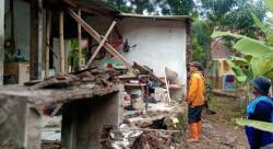 Hujan Lebat Disertai Angin Kencang Picu Rumah Warga di Lebakwangi Ambruk