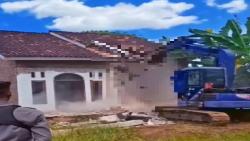 Viral! Pasangan Suami Istri Sepakat Robohkan Rumah dengan Eskavator usai Resmi Bercerai