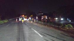 Sopir Diduga Mengantuk, Truk Colt Diesel Terguling di Jalan Raya Ketapang