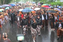 Seribu Penari Hujan-Hujanan Bersama Bupati Agus Gondrong dalam Prosesi Kirab Boyong Menoreh