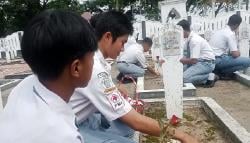 Aksi Nyata Pelajar SMK Sragen, Bersih-Bersih dan Tabur Bunga di TMP Hastana Manggala Negara