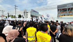 Ratusan Eks Buruh Sritex Gelar Unjuk Rasa Tuntut Pembayaran Pesangon dan THR