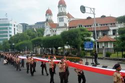 Hari Pahlawan, Ribuan Pelajar hingga Santri di Semarang Bentangkan Bendera Merah Putih 1.945 Meter