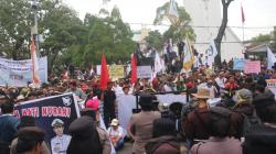 Tuntut TPL Ditutup, Warga Adat dan Mahasiswa Gereduk Kantor Bobby Nasution