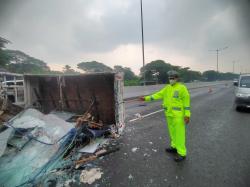 Truk Muat Kaca Terguling di Tol Waru-Sidoarjo, Pecah Ban di Tengah Hujan Deras