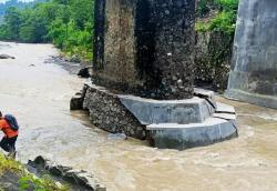 Jembatan Penghubung Tiga Desa di Ciniru Terancam Ambruk