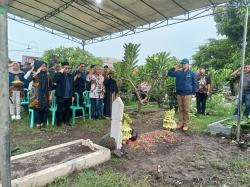 Pimpin Penghormatan Terakhir, Menteri Transmigrasi Penuhi 2 Amanah Terakhir Abdul Rohid