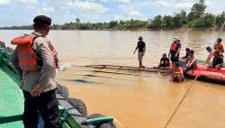 Delapan Penumpang Feri Karam di Kutai Barat Belum Ditemukan, Keluarga Menanti di Tepi Mahakam