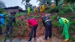 Hujan Deras Picu Longsor di Pakenjeng Garut, Akses Jalan Raya Lumpuh Total